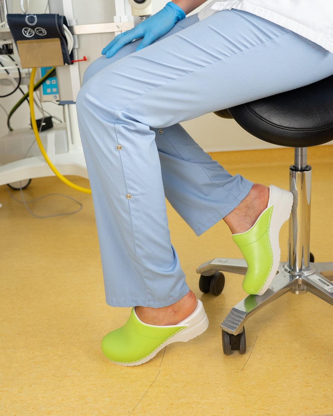 Florensa Flex Lime Green zorgklomp met witte anti-slip zool en buigzame loopzool voor extra grip