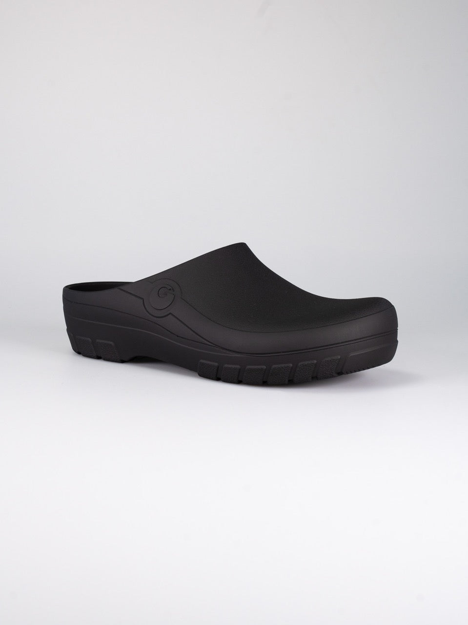 Rocker Gardy Foam Black Open, zwarte tuinklomp met open hiel, schuin aanzicht