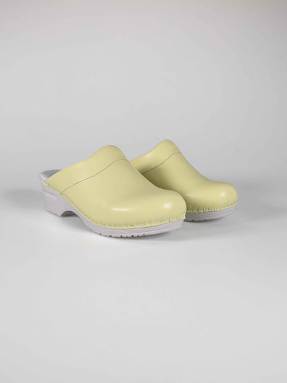 Gele zorgklompen naast elkaar, butter yellow