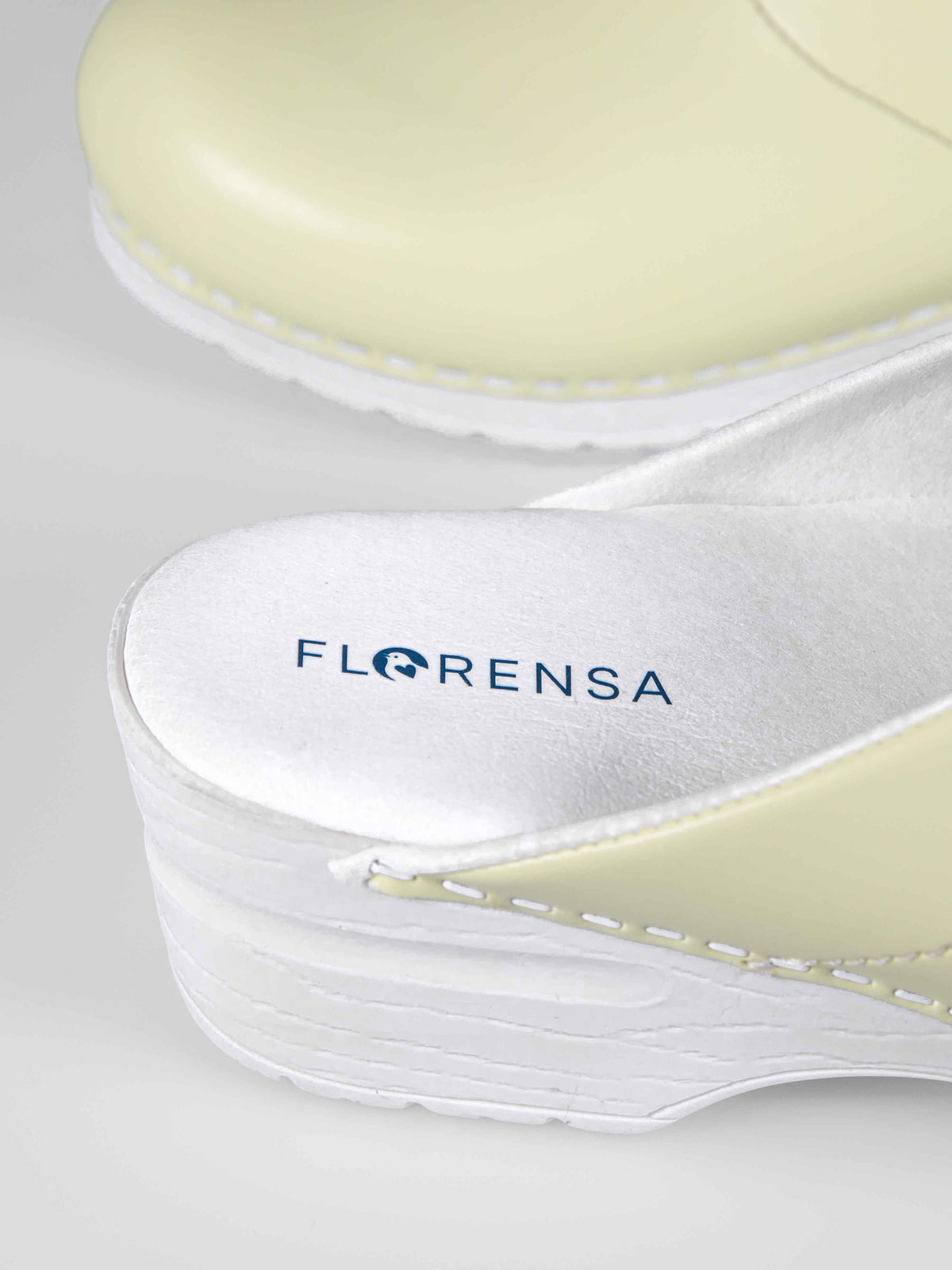 Florensa logo in butter yellow medische klomp, klomp voor de zorg